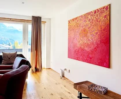 Gastgewerbebereich mit kuratierter lokaler Kunst