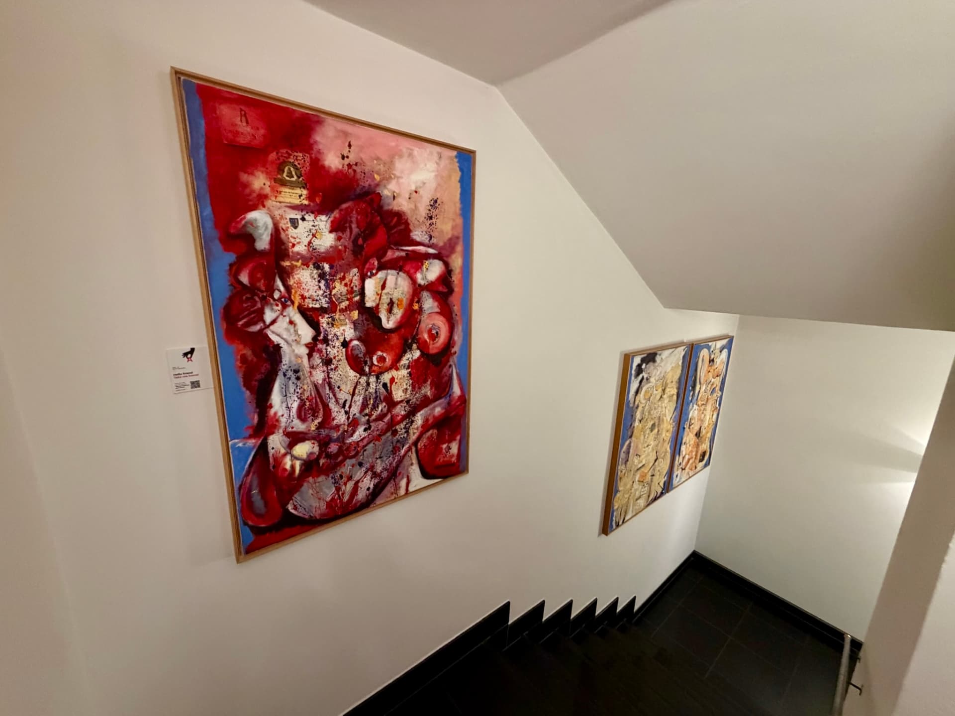 Kunstwerke mit PickArt QR-Etiketten an einer Galeriewand