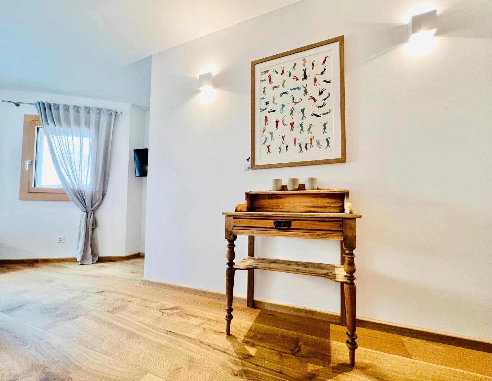 Beispiel eines Kunstwerks, das in einem gut beleuchteten, modernen Wohnzimmer ausgestellt ist.